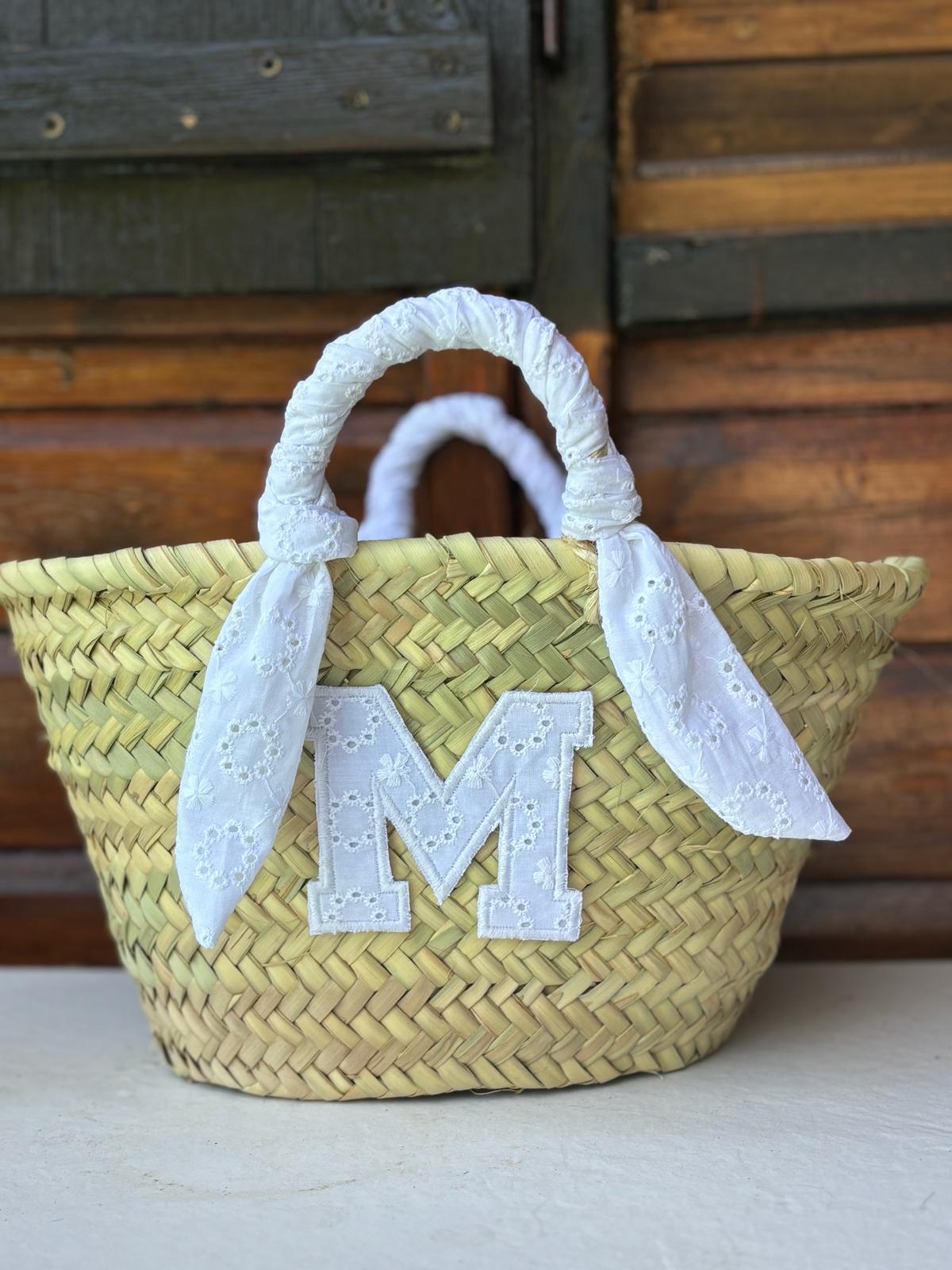 MINI CAPAZO DE MIMBRE PERSONALIZADO BORDADO BLANCO