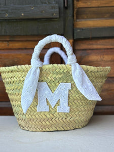 MINI CAPAZO DE MIMBRE PERSONALIZADO BORDADO BLANCO